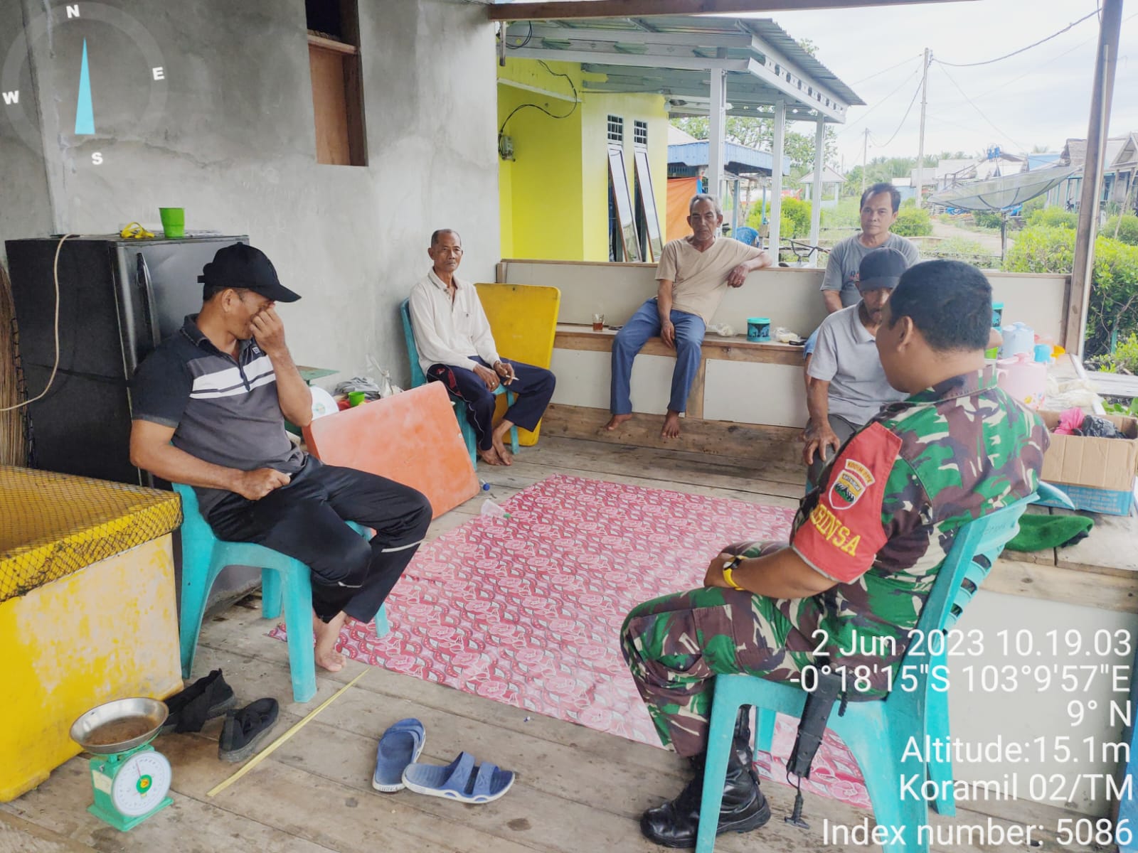 Penuh Keakraban, Babinsa Kelurahan Enok Serma Boy Giat Komsos Bersama Warga Binaan 