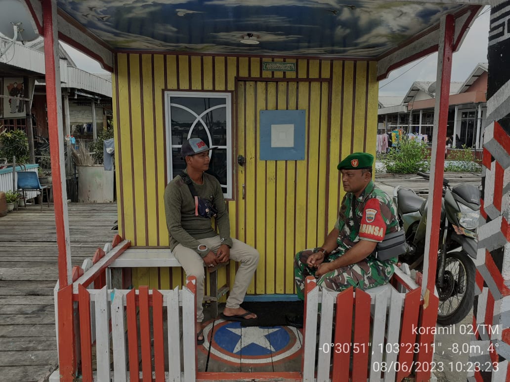 Komsos di Pos Kampung Pancasila, Babinsa Koramil 02/TM Sertu P Siregar Ajak Warga Jaga Keamanan Bersama 