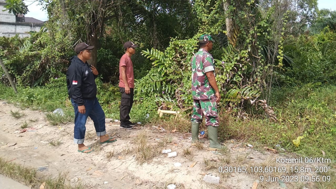 Upaya Pencegahan Kebakaran, Babinsa Serda Fetter S dengan Sejumlah Warga Giat Patroli Karhutla 