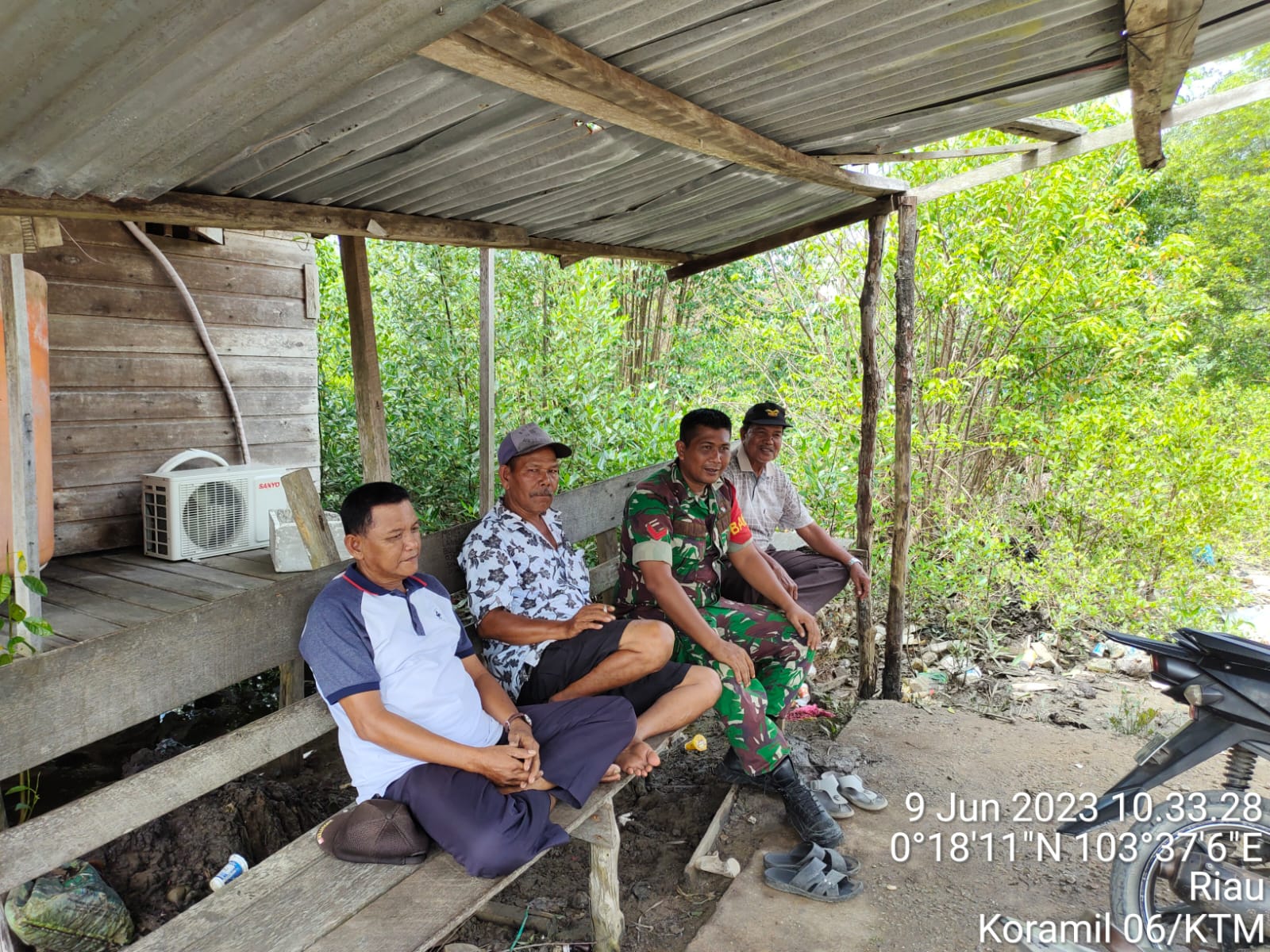 Dengan Komsos, Babinsa Jalin Keakraban Bersama Warga Binaan di Kelurahan Bandar Sri Gemilang 