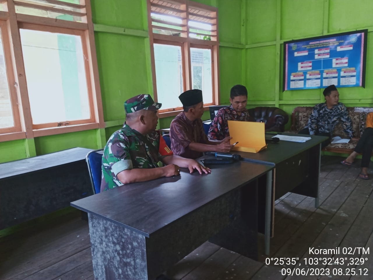 Giat Komsos, Serda Yuli Hendra Babinsa Koramil 02/TM Ajak Warga Jaga Keamanan Bersama 