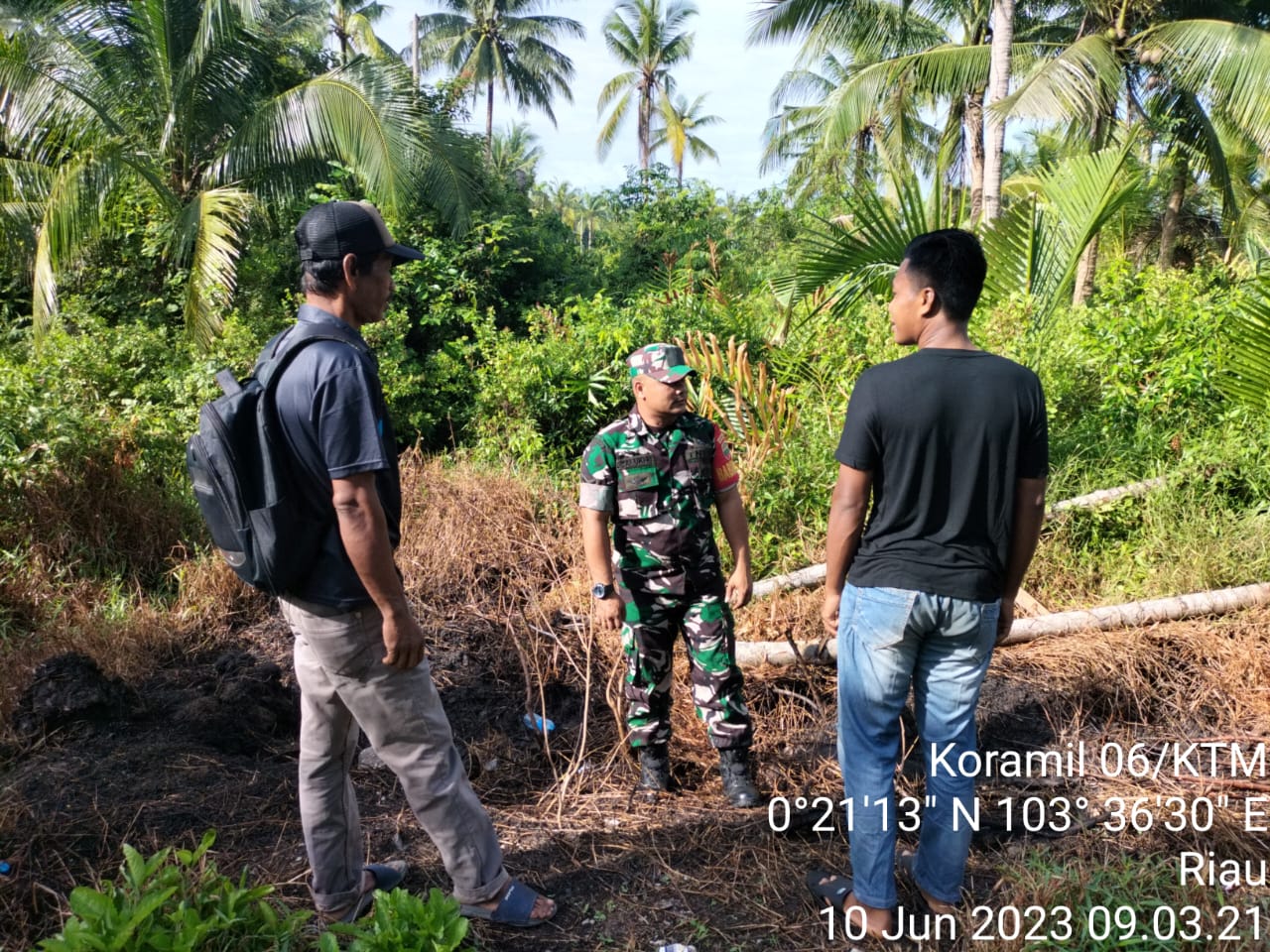 Laksanakan Patroli Karhutla, Babinsa Serda Edi Zalukhu Berikan Sosialisasi Ancaman Membakar Lahan 