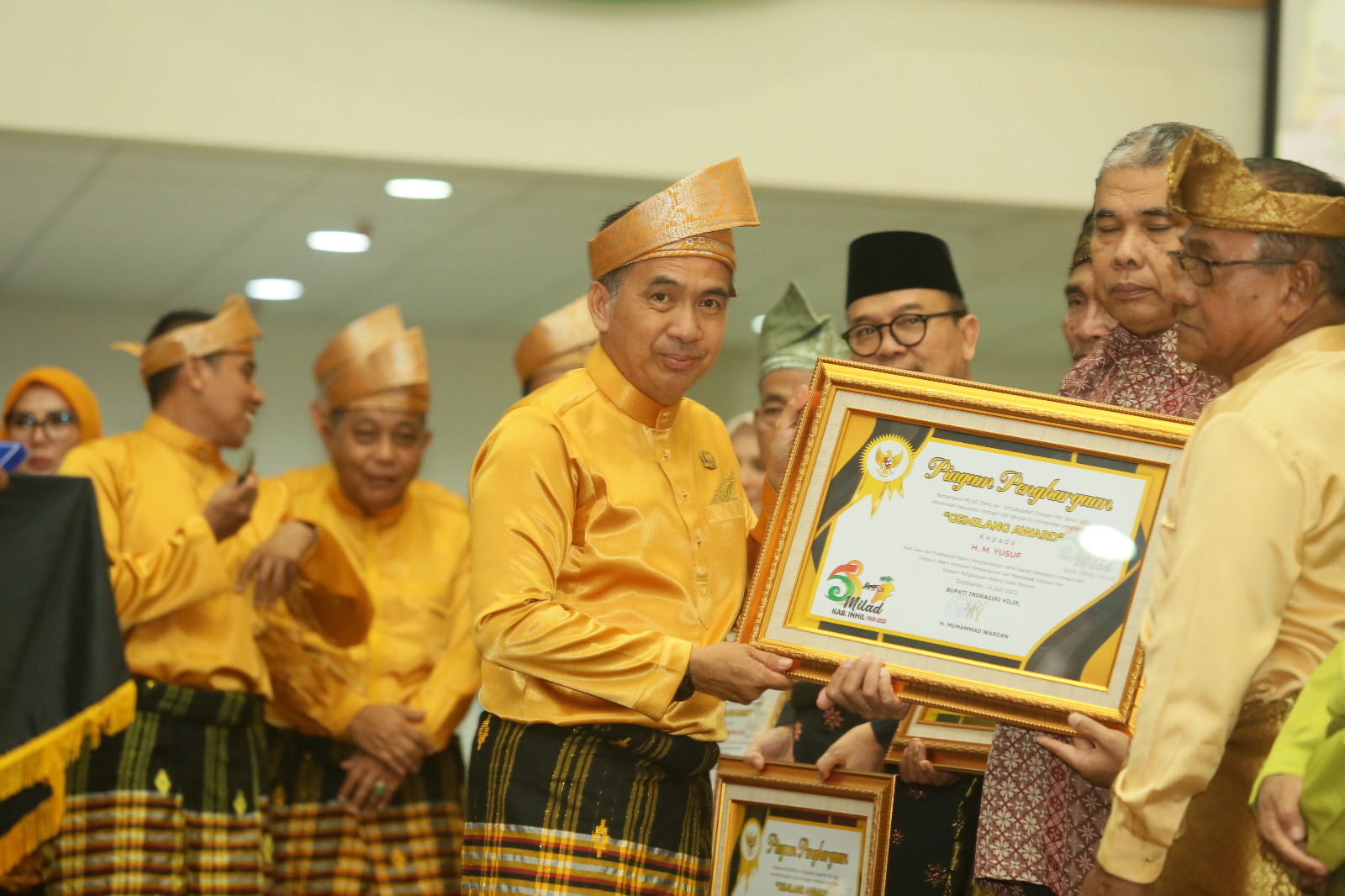 H. Ferryandi Serahkan Penghargaan Gemilang Award Kepada Sosok Yang Berjasa Terhadap Daerah dan Pembangunan