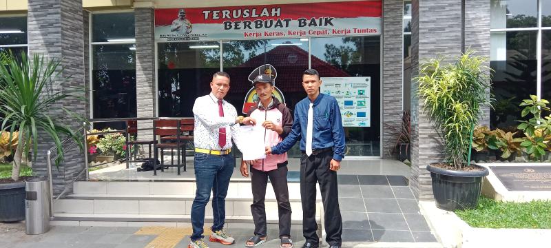 Seorang Warga Asahan Melapor Ke Polisi Terkait Dugaan Penarikan Paksa Kendaraan Oleh Debt Collector Seorang Warga Asahan Melapor Ke Polisi Terkait Dugaan Penarikan Paksa Kendaraan Oleh Debt Collector