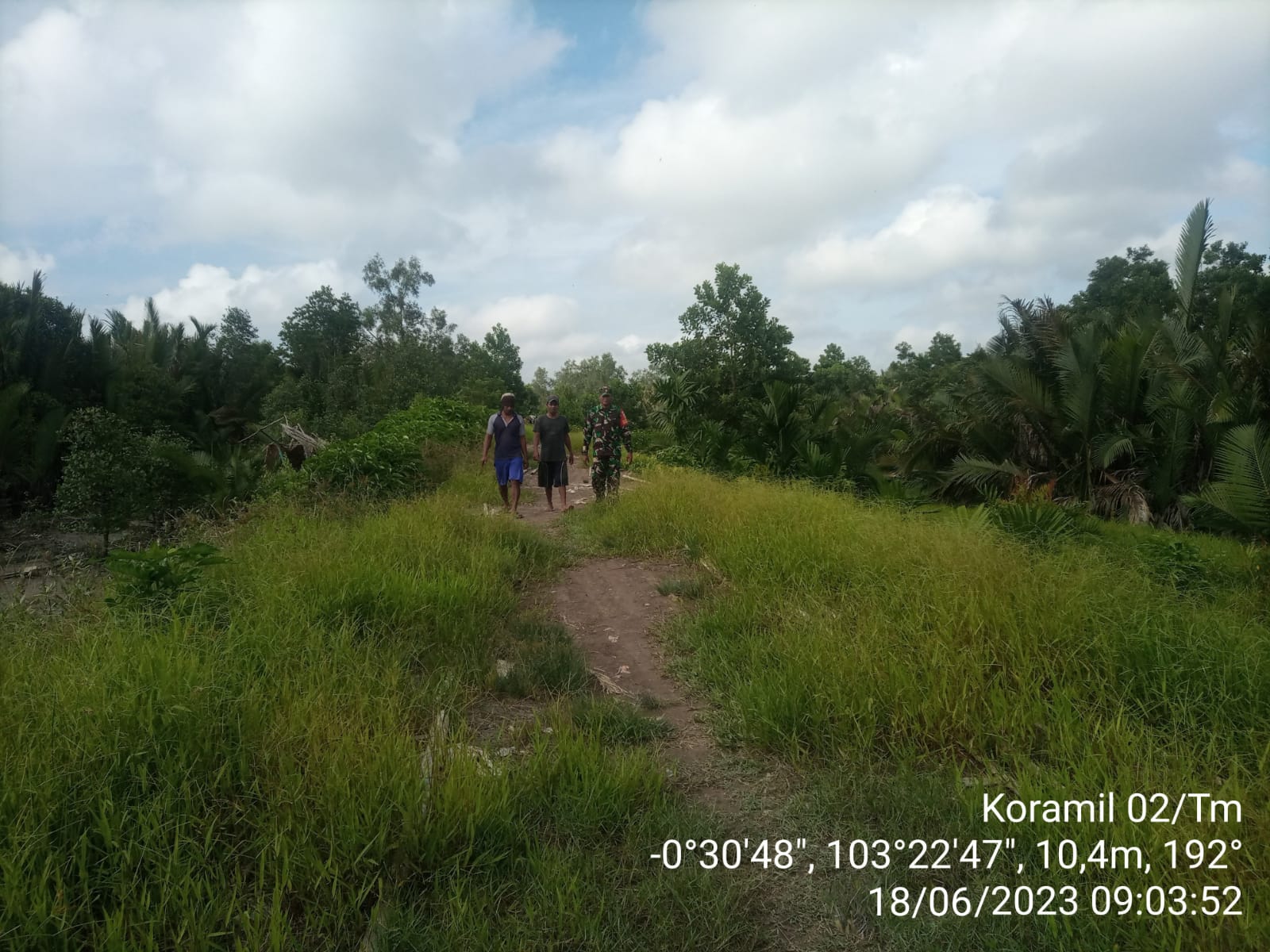 Babinsa Koramil 02/TM Serda M Ade Putrawan Laksanakan Patroli dan Sosialisasi di Wilayah Binaan di Desa Selat Nama 