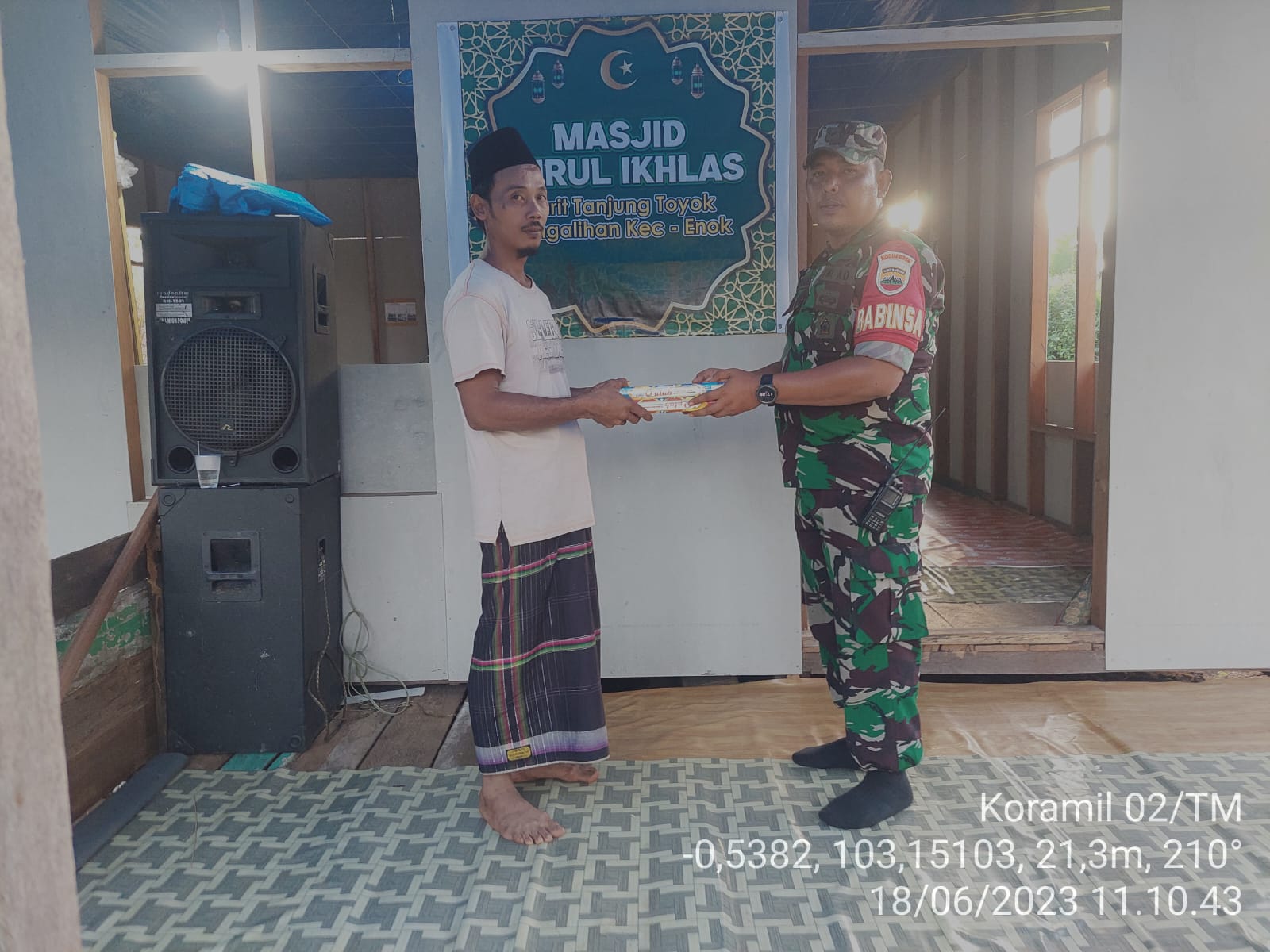 Babinsa Koramil 02/TM Serahkan 10 Buah Bantuan Al-Qur’an di Mesjid Al Ikhlas