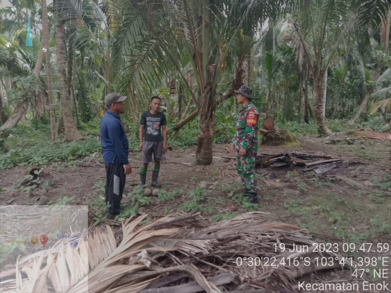 Serda Niko Arisandi Babinsa Desa Sungai Rukam Melaksanakan kegiatan Patroli Rangka Antisipasi Karhutla 
