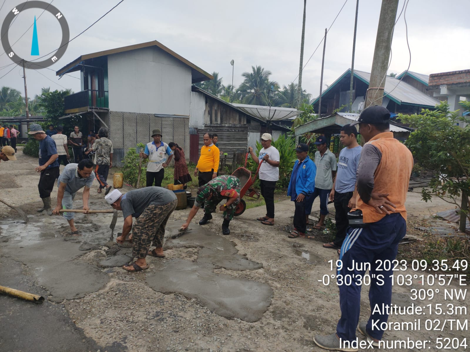 Danramil 02/TM Diwakili Serma Boy Goro Dalam HUT Bhayangkara Yang ke-77 di Mushola Nurul Hasanah Kelurahan Enok 