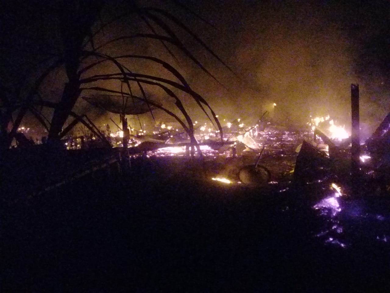 Si Jago Merah Berulah, Lahap Rata Rumah Warga di Desa Sungai Lokan Si Jago Merah Berulah, Lahap Rata Rumah Warga di Desa Sungai Lokan