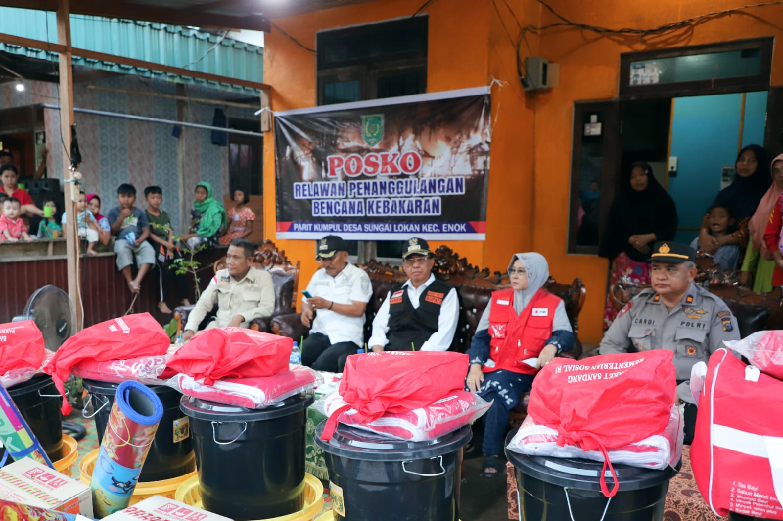 Didampingi ketua TP PKK Inhil, Bupati HM Wardan Kunjungi dan Serahkan Bantuan Korban Kebakaran di Desa Sungai Lokan Didampingi ketua TP PKK Inhil, Bupati HM Wardan Kunjungi dan Serahkan Bantuan Korban Kebakaran di Desa Sungai Lokan