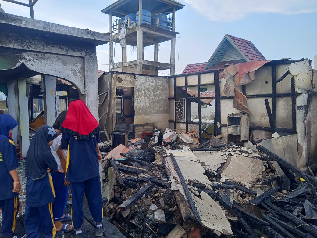 Razali Anggota DPRD Inhil Berbelasungkawa Atas Kebakaran Kantor Desa Sanglar 