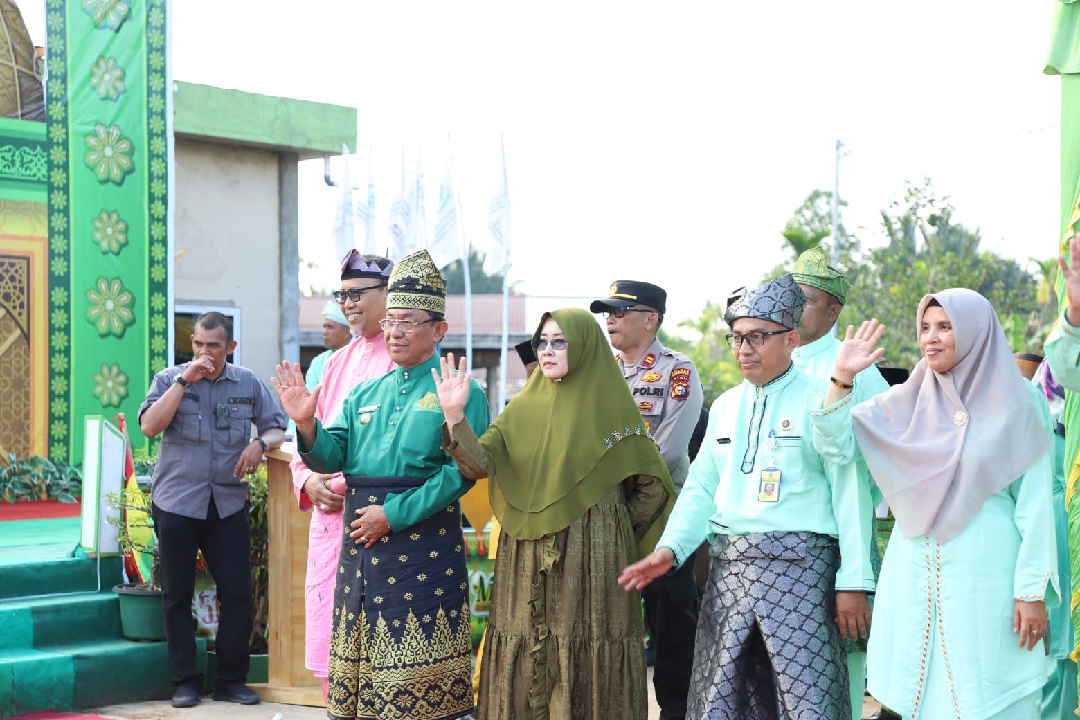Bupati HM Wardan Melepas Secara Langsung Pawai Ta’ruf Sekaligus Meresmikan Bazar MTQ ke- 51 GAS Bupati HM Wardan Melepas Secara Langsung Pawai Ta’ruf Sekaligus Meresmikan Bazar MTQ ke- 51 GAS
