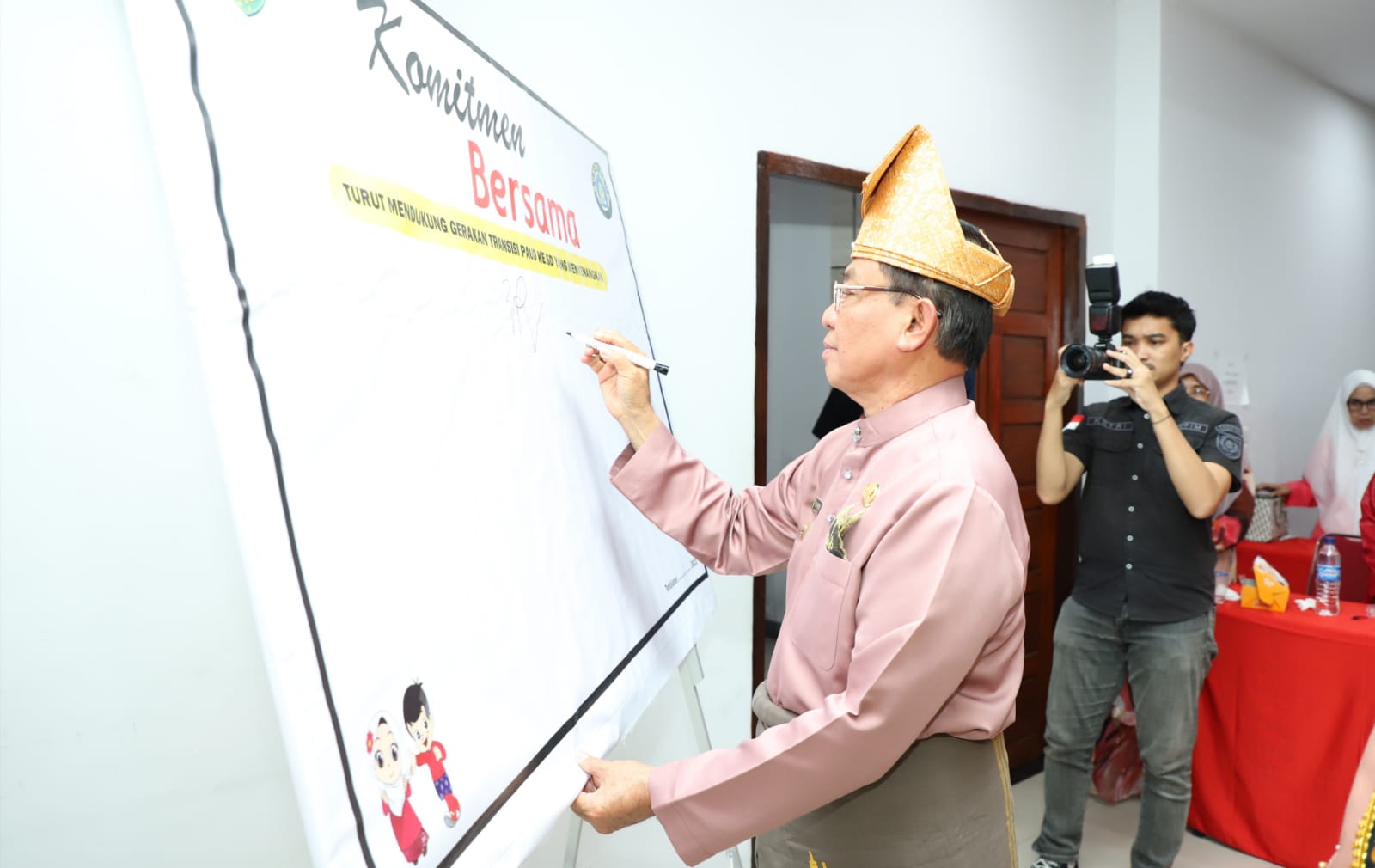 Penandatanganan Komitmen Bersama Sebagai dukungan Gerakan Transisi PAUD ke SD oleh Bupati HM Wardan dan Bunda Paud Kab Inhil