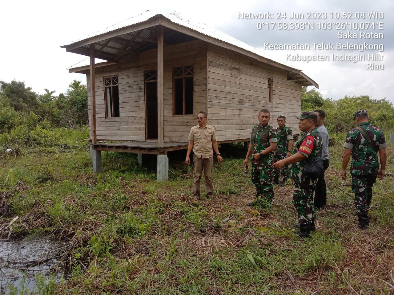 Anggota Koramil 06/KTM dan Upika Teluk Belengkong Dampingi Komandan Kodim 0314/Inhil Meninjau Pos Ramil di Desa Sakarotan 