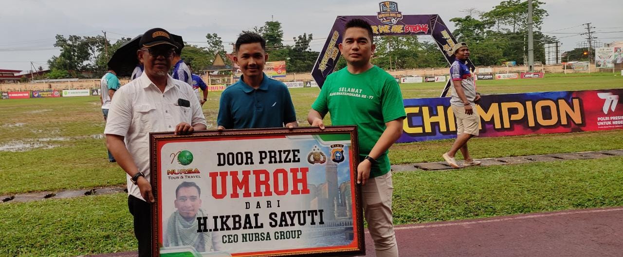 Nonton Bola Kapolres Inhil Cup, Syamsuddin Warga Suhada 2 Dapat Door Prize Umroh Gratis dari Nursa Grup 