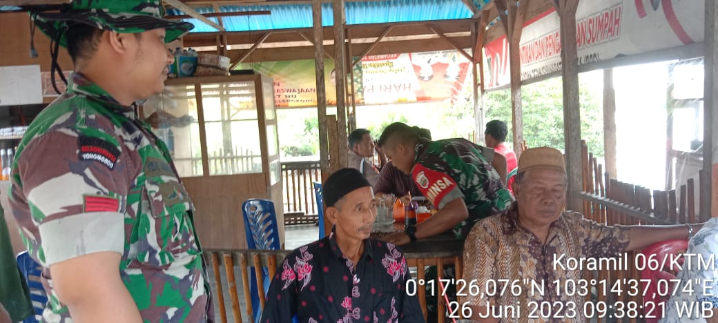 Babinsa Koramil 06/KTM Laksanakan Komsos dengan Elemen Warga di Desa Kelapa Pati Jaya 