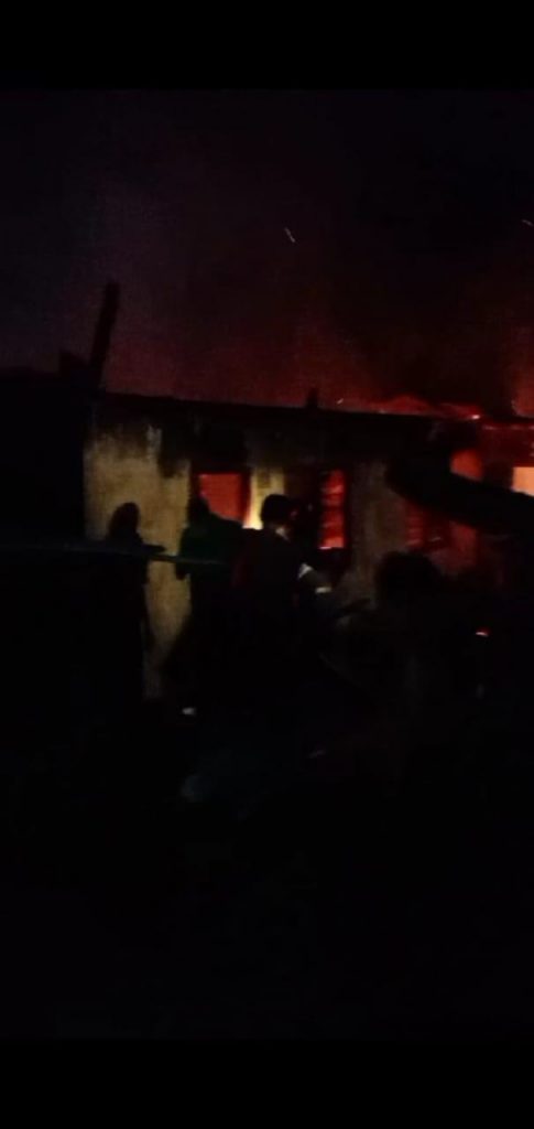 Api saat menjalar dirumah Beje dan warga berusaha menjinakan api