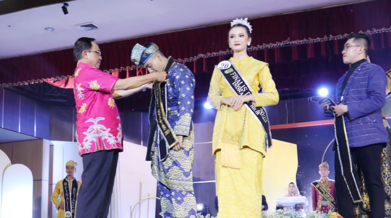 Bupati HM Wardan Hadiri Malam Grand Final Pemilihan Bujang dan Dara kabupaten Indragiri Hilir 2023