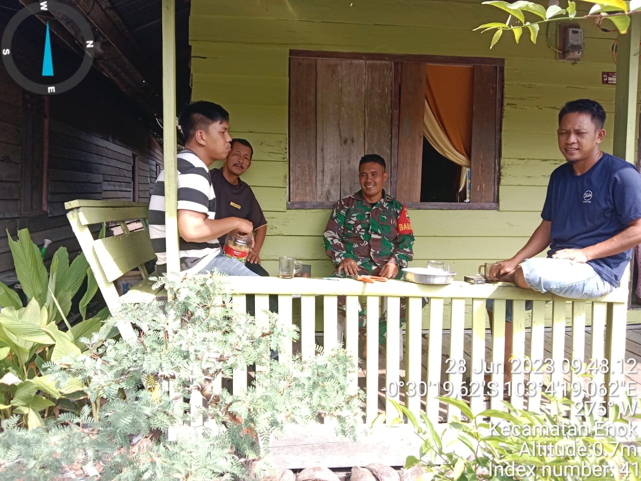 Babinsa Koramil 02/TM Serda Niko Arisandi Laksanakan Komsos dengan Warga Binaan di Desa Sungai Rukam 