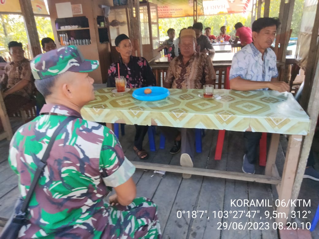 Rangka Meningkatkan Hubungan Silaturahmi, Babinsa Serda Rudi Hartono Laksanakan Komsos di Wilayah Binaan 