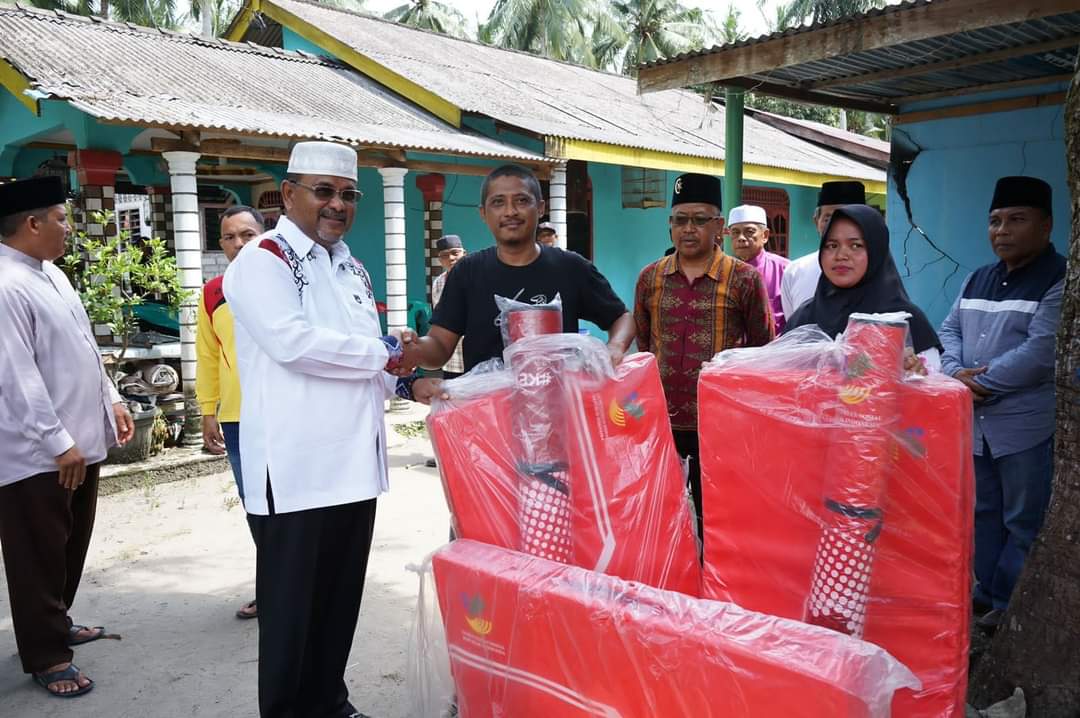 Bupati Karimun Serahkan Bantuan Bagi Korban Kebakaran di Kundur Barat