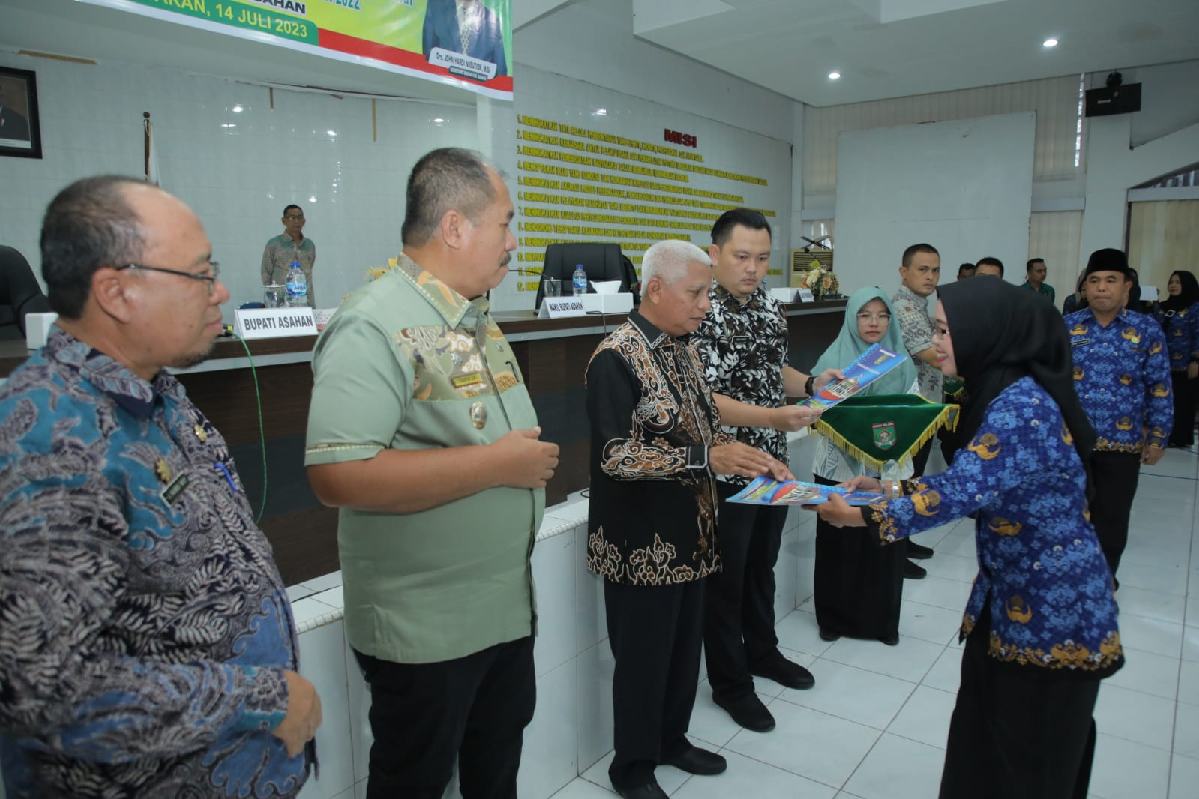 Bupati Asahan Serahkan Petikan Keputusan Bupati Asahan Tentang Pengangkatan PPPK