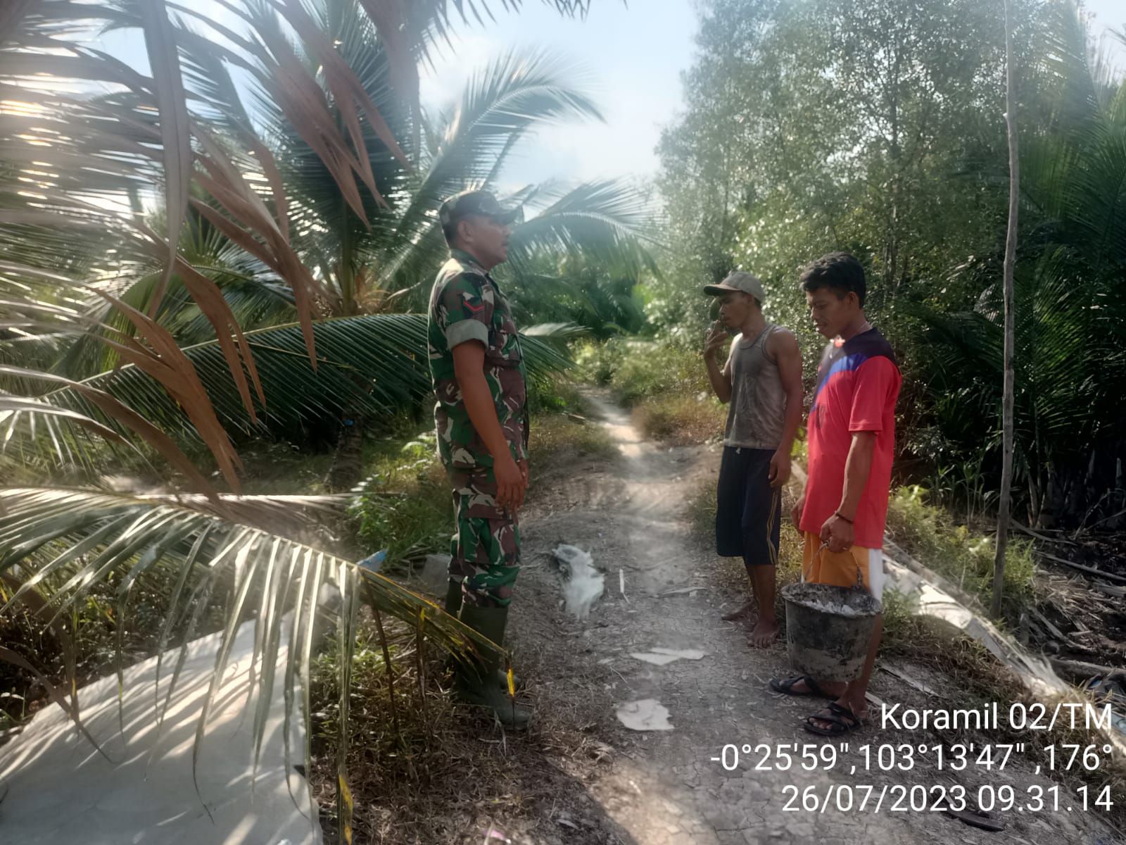Babinsa Koramil 02/TM Penanggulangan Karhutla Serta Berpatroli di Wilayah Binaan Desa Rantau Panjang