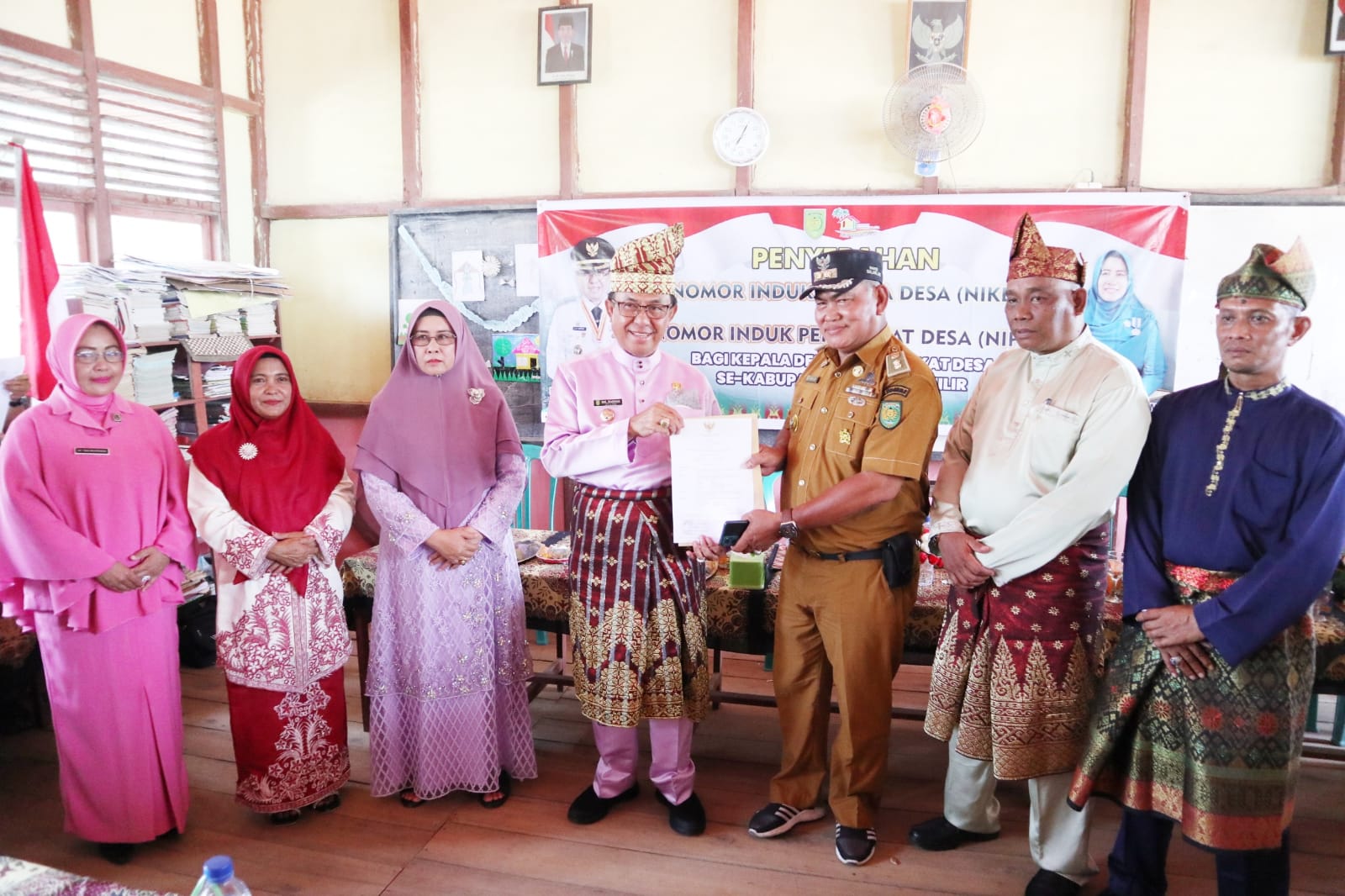 Menjamin Kepastian Hukum Bagi Kades dan Perangkat Desa se-Kecamatan Batang Tuaka, Bupati Inhil Serahkan NIKD dan NIPD 