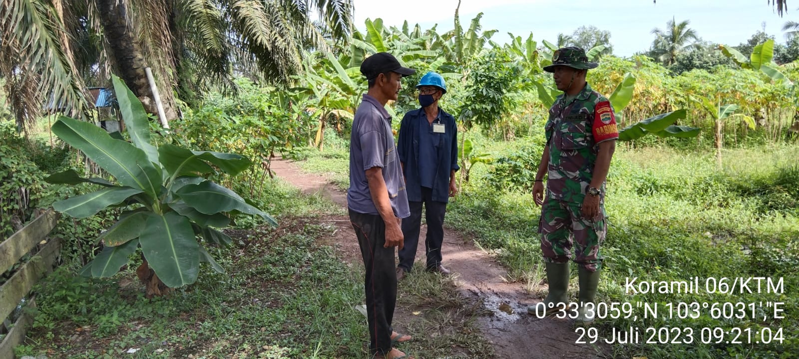 Jaga wilayah Binaan Aman Karhutla Babinsa Air Tawar, Giat Patroli di Area Rawan 