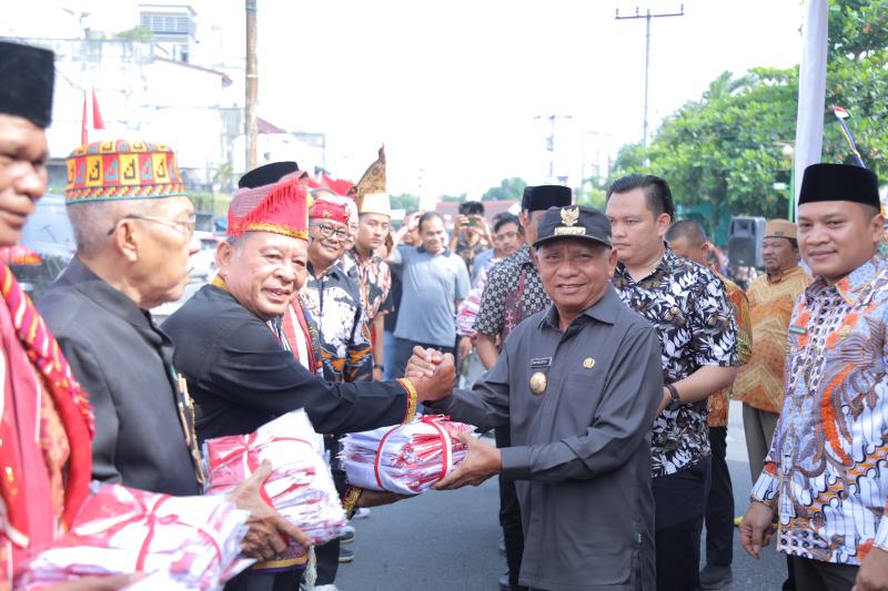 Ikut Serta Wujudkan Indonesia Emas, Bupati dan Forkopimda Asahan Bagi Bendera Merah Putih