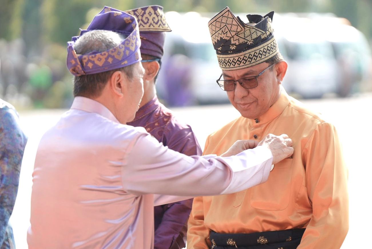 Di Hari Jadi Ke- 66 Provinsi Riau, Bupati Inhil Dapat Penghargaan dan Lencana Wira Bina Desa dari Gubri