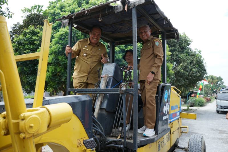 Bupati Asahan Letakkan Batu Pertama Pembangunan Jalan Penghubung 2 Desa di Kecamatan Bandar Pulau
