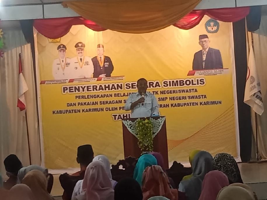 Bupati Karimun Menyerahkan Bantuan Perlengkapan Serta Seragam Siswa Bupati Karimun Menyerahkan Bantuan Perlengkapan Serta Seragam Siswa
