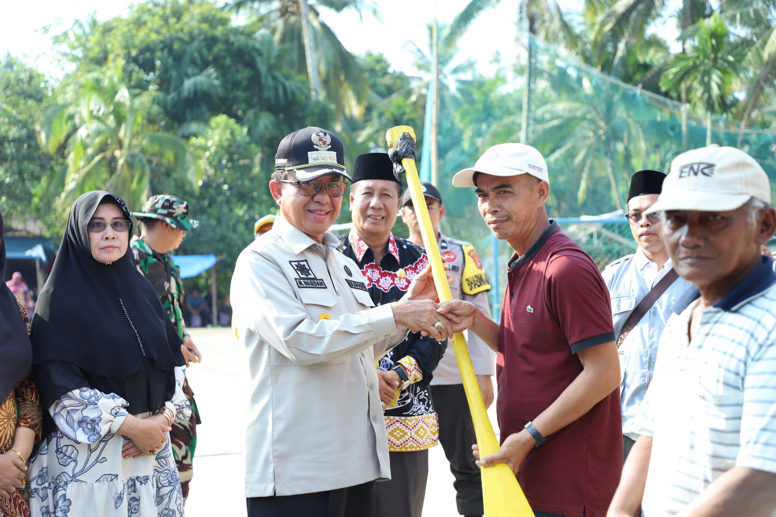 Serahkan Bantuan 45 Perahu Nelayan Produktif Baznas, Bupati Inhil: Semoga Dapat Membantu Perekonomian Keluarga