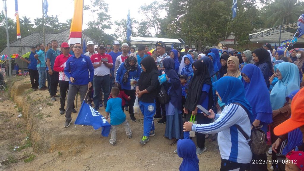 Muhammad Hadi saat melepas jalan sehat, yang didampingi Camat Kuta, Lurah Tg Berlian Kota, dan lainnya