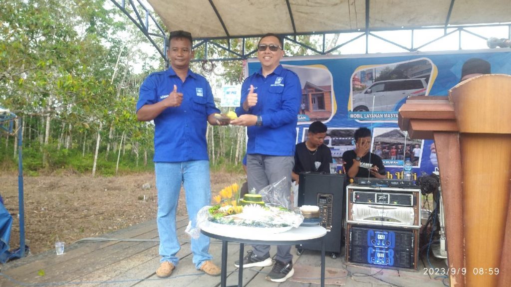 Sesi Pemotongan Tumpeng oleh Muhammad Hadi yang diserahkan PAC PAN Kundur Utara