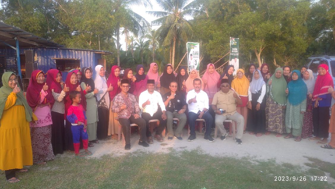 Mantan Kajati Kepri, Gerri Yasid, Bersembang Dengan Ratusan Masyarakat Kundur Barat Di Pantai Mukalimus Mantan Kajati Kepri, Gerri Yasid, Bersembang Dengan Ratusan Masyarakat Kundur Barat Di Pantai Mukalimus