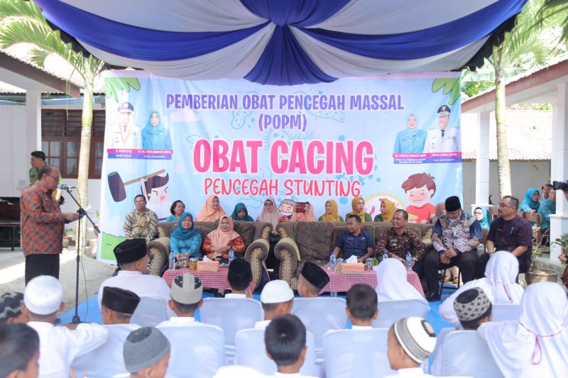 Sekretaris Daerah Kabupaten Asahan Beri Obat Pencegah Cacingan di UPTD SDN 010076 Pondok Bungur