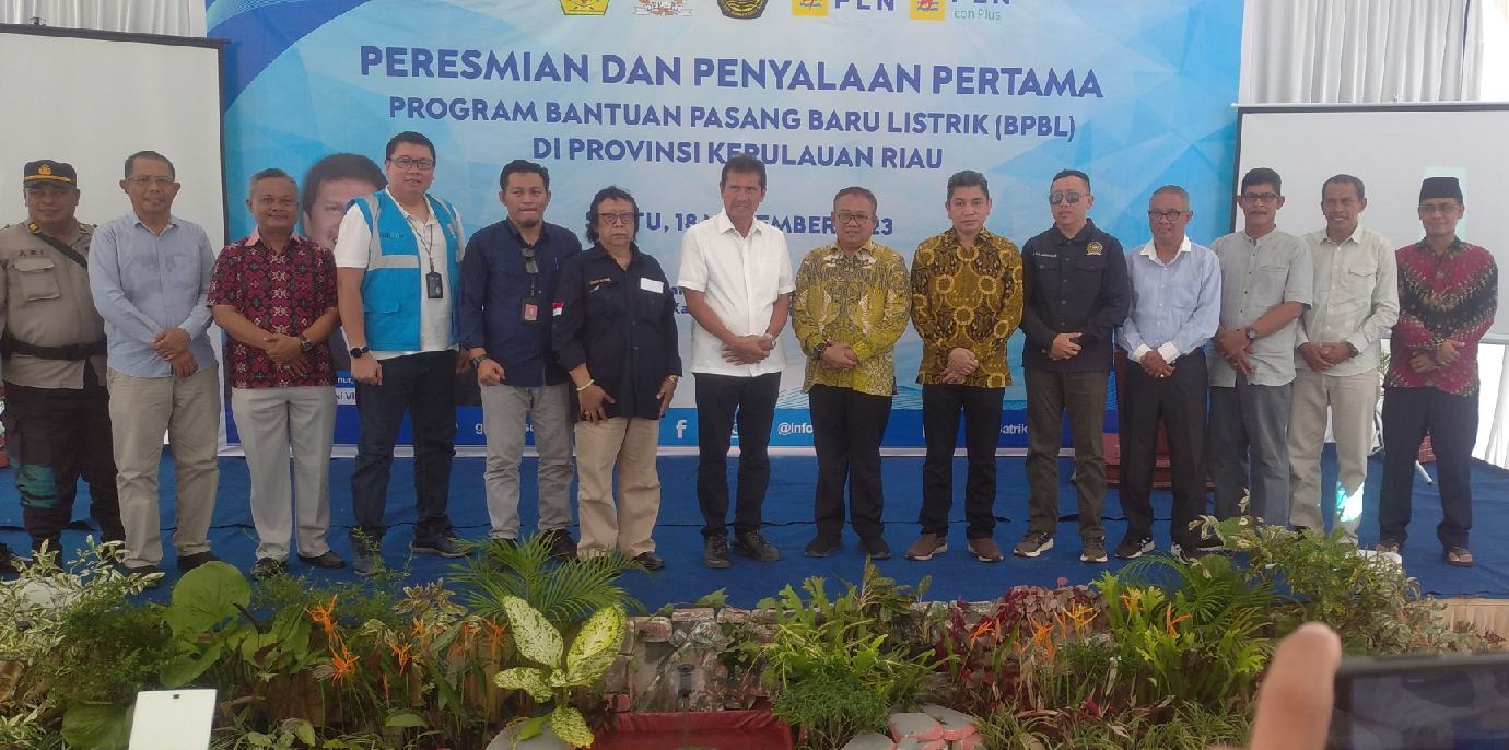 Ribuan Instalasi Listrik Gratis, Anggota DPR RI Asman Abnur, Nyalakan Perdana Rumah Warga Kundur Barat