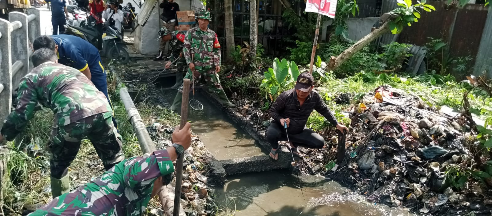 Karya Bakti Peduli Banjir, Ratusan Prajurit Kodim 0314/Inhil Turun ke Parit Bersihkan Sampah 