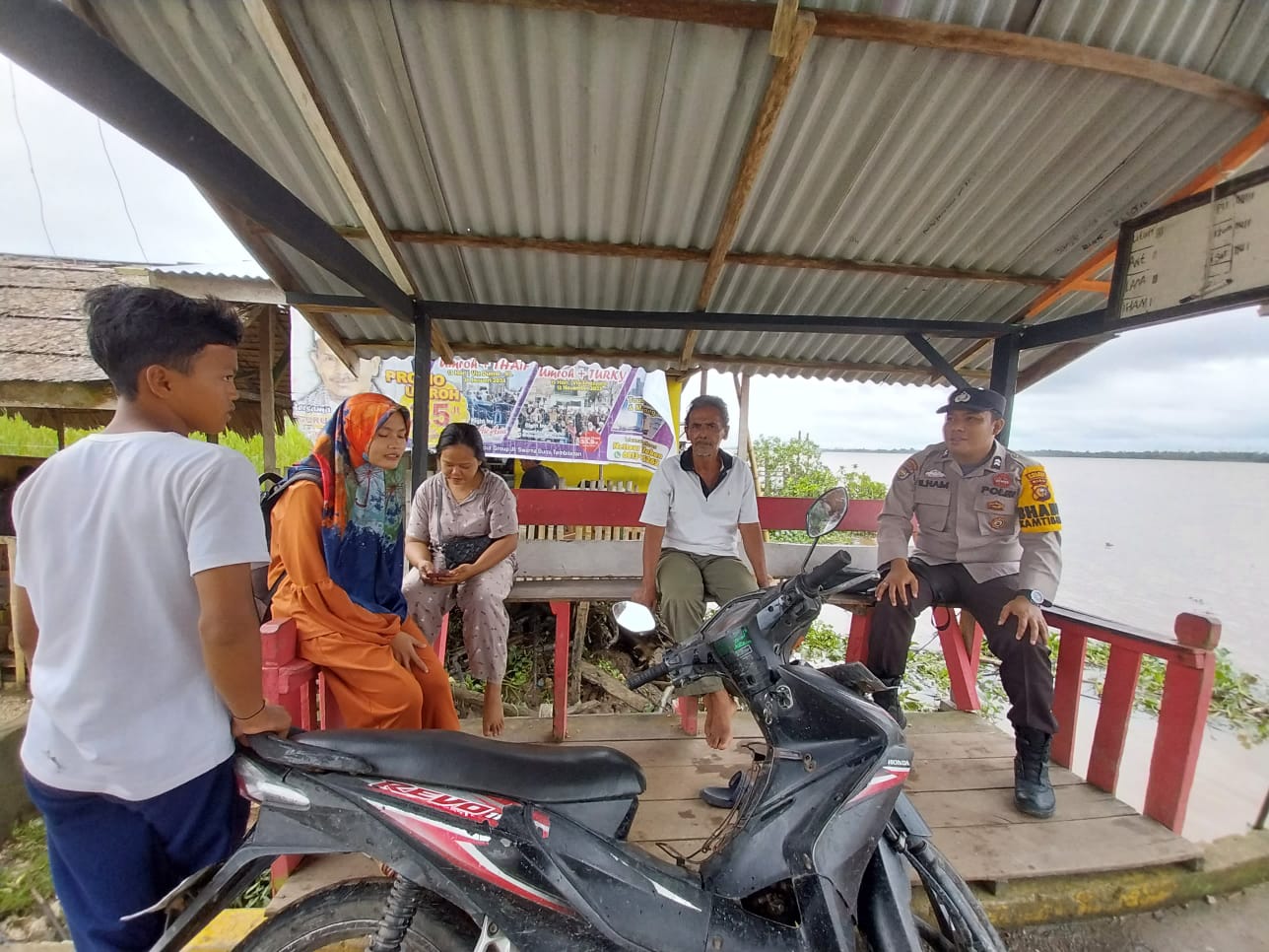 Briptu Ilham Dinata Sampaikan Himbauan Pemilu Damai di Pelabuhan