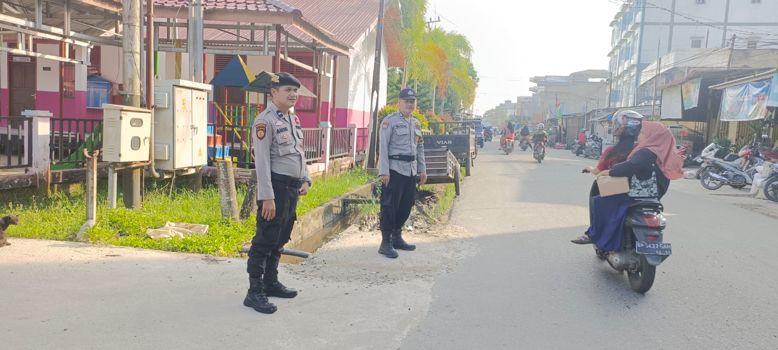 Kegiatan Rutin, Personil Polsek Tembilahan Hulu Kembali Lakukan Storng Point Pagi di Jalan H Arief