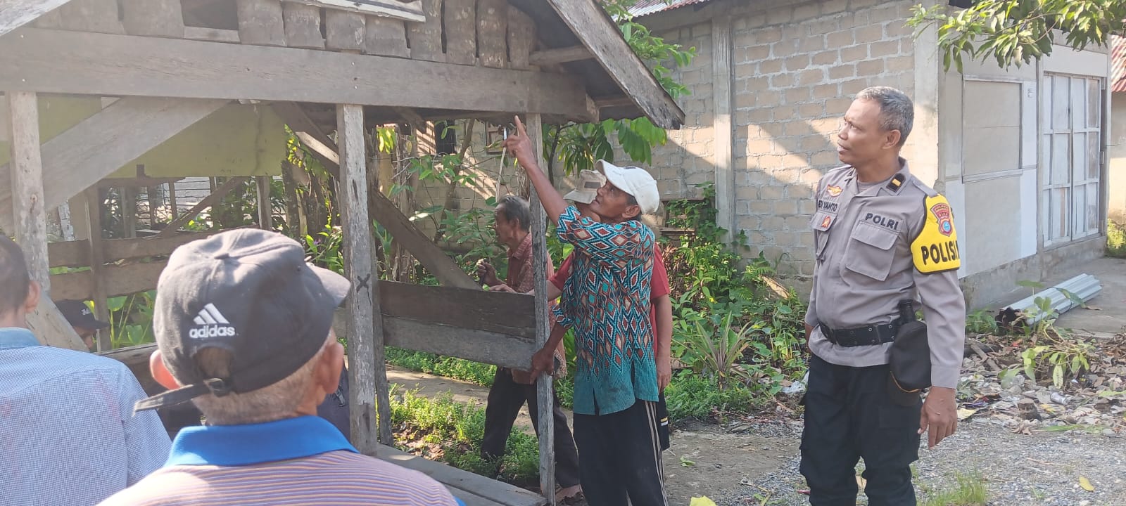 Bersama Masyarakat, Ipda Edi Yanto Gotong-royong Rehap Poskamling Desa Pulau Palas
