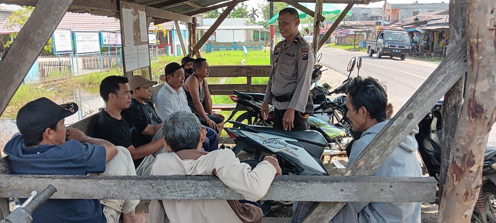 Kembali Gelar Jumat Curhat, Kanit Binmas Polsek Tembilahan Hulu Ajak Masyarakat Jaga Kamtibmas