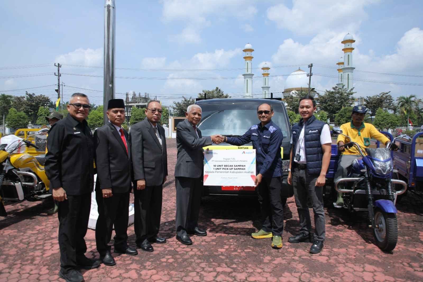 PT Inalum Persero Serahkan Betor dan Mobil Pengangkut Sampah Kepada Pemerintah Kabupaten Asahan