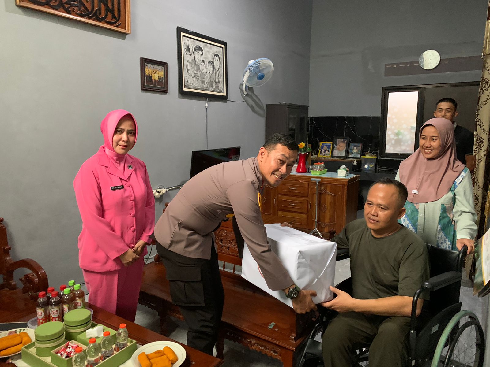 Rangka Hari Bhayangkara ke-78, Polsek Tembilahan Hulu Kunjungi Anggota TNI yang Sakit dan Berikan Bantuan