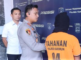 Kapolres Karimun AKBP Fadli Agus, S.I.K., M.H. yang didampingi oleh Kasat Reskrim Polres Karimun AKP M. Debby Tri Andrestian, S.I.K., M.H. Li