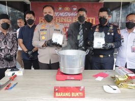 Kapolres Karimun AKBP Robby dan Kantor Bea Cukai Tanjung Balai Karimun, Jerry Kurniawan saat memusnahkan Sabu