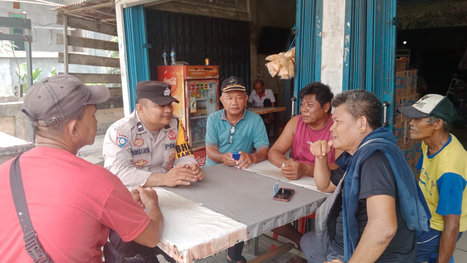 Bhabinkamtibmas Tembilahan Barat Lakukan Cooling System kepada Masyarakat di Jalan Gerilya