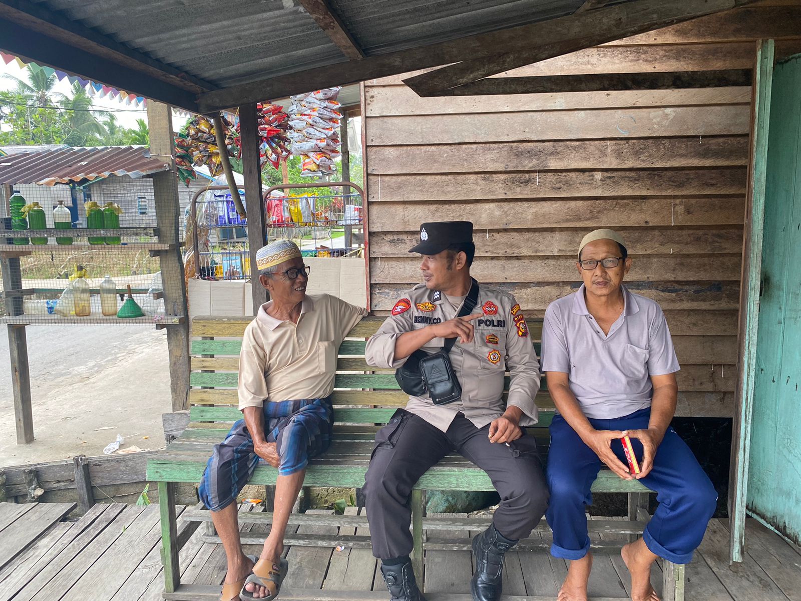 Sambangi Warga, Personil Polsek Enok Beri Pesan-pesan Damai Pemilu Serentak 2024 